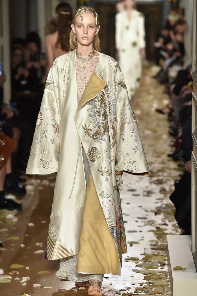 Однажды в Риме: показ Valentino на Неделе Высокой Моды в Париже