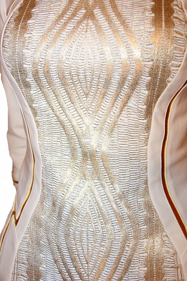 Белое дорогое платье с золотом, Нарядное платье бизнес леди, белое с золотом платье купить интернет